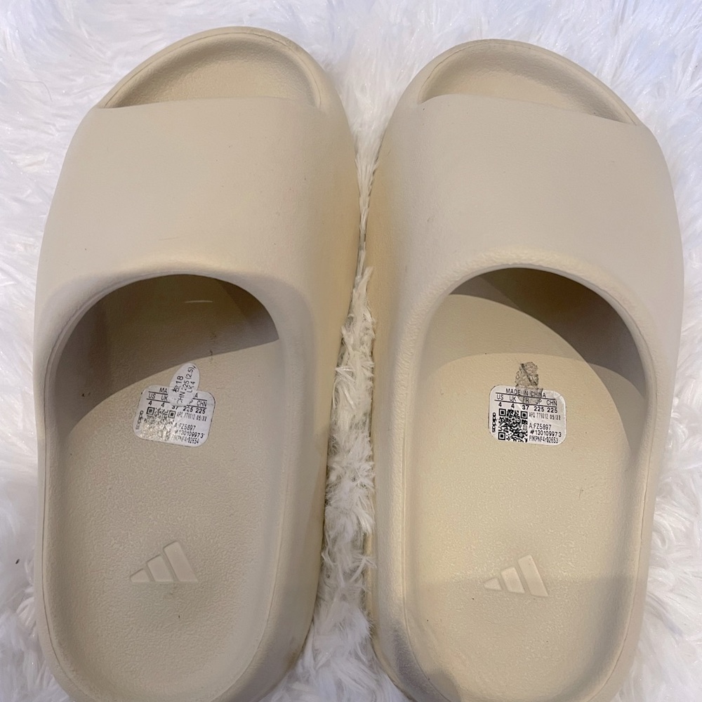 YEEZY SLIDES “BONE” SIZE 6 WITH TAGS